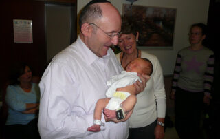 Elliott with his grandfather, Michael, his grandmother, Chana, and his brother, Judah.